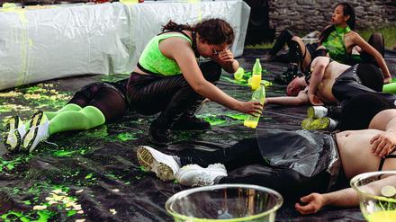 In „Narrenschiff“ kommt viel Neongrün zum Einsatz