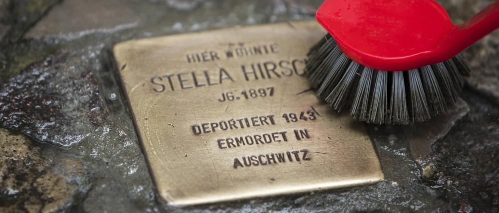 Reinigung von Stolpersteinen zum 73. Jahrestag der Befreiung vom KZ Auschwitz in Berlin-Kreuzberg und Neukölln am 27. Januar 2018. 