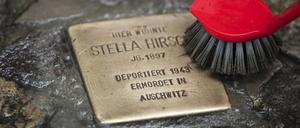 Reinigung von Stolpersteinen zum 73. Jahrestag der Befreiung vom KZ Auschwitz in Berlin-Kreuzberg und Neukölln am 27. Januar 2018. 