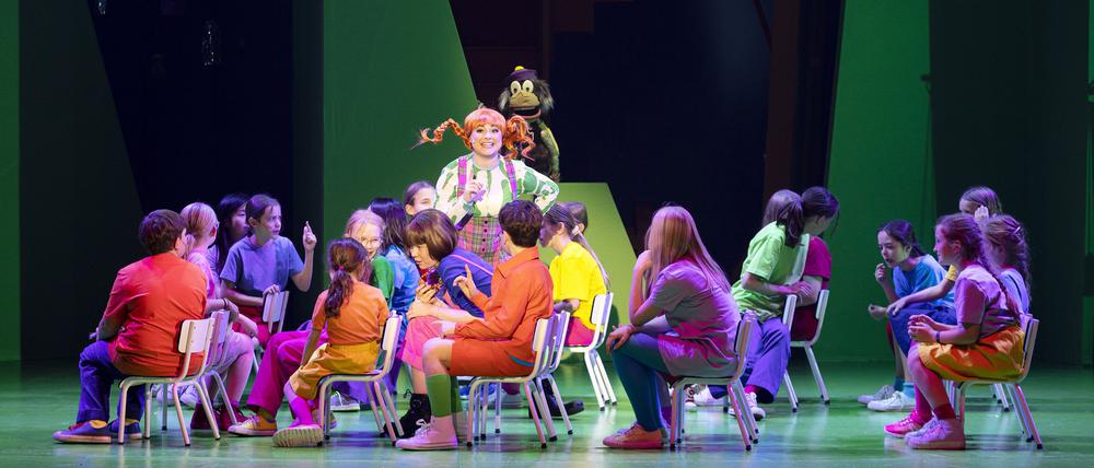 Devi-Ananda Dahm als Pippi und der Kinderchor der Komischen Oper