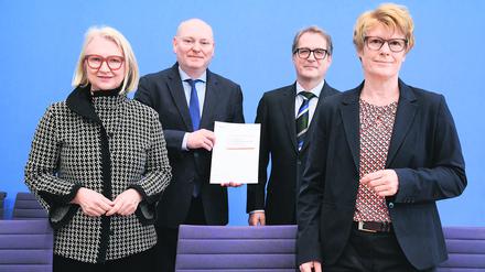 Die Mitglieder des Sachverständigenrates zur Begutachtung der gesamtwirtschaftlichen Entwicklung, Monika Schnitzer (l-r), Achim Truger, Volker Wieland und Veronika Grimm, stellen in der Bundespressekonferenz die aktualisierte Konjunkturprognose vor. 