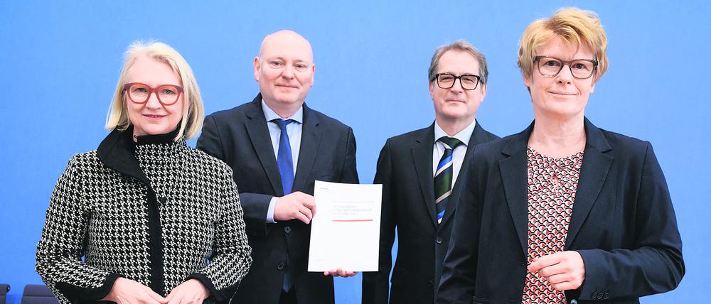Die Mitglieder des Sachverständigenrates zur Begutachtung der gesamtwirtschaftlichen Entwicklung, Monika Schnitzer (l-r), Achim Truger, Volker Wieland und Veronika Grimm, stellen in der Bundespressekonferenz die aktualisierte Konjunkturprognose vor.