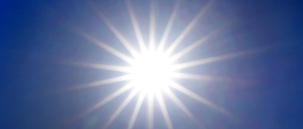 Die Sonne strahlt von einem wolkenlosen Himmel.