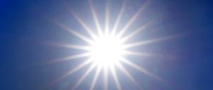 Die Sonne strahlt von einem wolkenlosen Himmel.