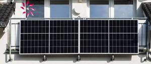  Solarpanel an einem Balkon in Monheim am Rhein, Nordrhein-Westfalen, Deutschland Monheim am Rhein Nordrhein-Westfalen Deutschland *** Solar panel on a balcony in Monheim am Rhein, North Rhine Westphalia, Germany Monheim am Rhein North Rhine Westphalia Germany 