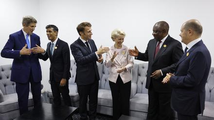 John Kerry (l-r), Sondergesandter des für Klimafragen aus den USA, Rishi Sunak, Premierminister von Großbritannien, Emmanuel Macron, Präsident von Frankreich, Ursula von der Leyen, Präsidentin der Europäischen Kommission, Cyril Ramaphosa, Präsident von Südafrika, und Olaf Scholz (SPD), Bundeskanzler von Deutschland, treffen sich am Rande des COP27-Klimagipfels. 
