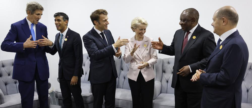 John Kerry (l-r), Sondergesandter des für Klimafragen aus den USA, Rishi Sunak, Premierminister von Großbritannien, Emmanuel Macron, Präsident von Frankreich, Ursula von der Leyen, Präsidentin der Europäischen Kommission, Cyril Ramaphosa, Präsident von Südafrika, und Olaf Scholz (SPD), Bundeskanzler von Deutschland, treffen sich am Rande des COP27-Klimagipfels.