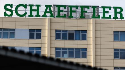 07.11.2022, Bayern, Herzogenaurach: STRIKTE SENDESPERRFRIST DIENSTAG, 0815 rpt 0815 Der Schriftzug "Schaeffler" steht auf dem Dach der Zentrale des Unternehmens. Der Auto- und Industriezulieferer Schaeffler baut bis 2026 insgesamt 1300 seiner weltweit knapp 83 000 Stellen ab. Das Unternehmen begründete die Maßnahme am Dienstag mit der Transformation weg von Verbrenner-Antrieben hin zur E-Mobilität. Von den 1300 Stellen sollen demnach 1000 in Deutschland wegfallen. Foto: Daniel Karmann/dpa +++ dpa-Bildfunk +++