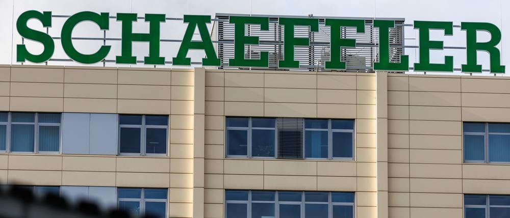 07.11.2022, Bayern, Herzogenaurach: STRIKTE SENDESPERRFRIST DIENSTAG, 0815 rpt 0815 Der Schriftzug "Schaeffler" steht auf dem Dach der Zentrale des Unternehmens. Der Auto- und Industriezulieferer Schaeffler baut bis 2026 insgesamt 1300 seiner weltweit knapp 83 000 Stellen ab. Das Unternehmen begründete die Maßnahme am Dienstag mit der Transformation weg von Verbrenner-Antrieben hin zur E-Mobilität. Von den 1300 Stellen sollen demnach 1000 in Deutschland wegfallen. Foto: Daniel Karmann/dpa +++ dpa-Bildfunk +++