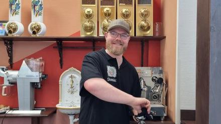 Dominic Scherner in seinem Laden Kaffee & Korn. 