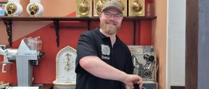Dominic Scherner in seinem Laden Kaffee & Korn. 
