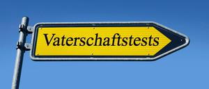 Wegweiser mit Vaterschaftstests Wegweiser mit Vaterschaftstests, 03.10.2022, Borkwalde, Brandenburg, In einem Wegweiser steht der Schriftzug Vaterschaftstests. *** Signpost with paternity tests Signpost with paternity tests, 03 10 2022, Borkwalde, Brandenburg, In a signpost is the writing paternity tests