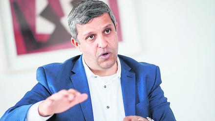 ARCHIV - 01.04.2022, Berlin: Raed Saleh, Landesvorsitzender der SPD Berlin und Vorsitzender der SPD-Fraktion im Berliner Abgeordnetenhaus, bei einem Interview mit Redakteuren der Deutschen Presse Agentur (DPA) im Kurt-Schuhmacher-Haus. Saleh hat Rücktrittsfoderungen an Mecklenburg-Vorpommerns Ministerpräsidentin Manuela Schwesig als unbegründet bezeichnet.

(zu dpa: «SPD-Landeschef weist Rückttrittsforderungen an Schwesig zurück») Foto: Carsten Koall/dpa +++ dpa-Bildfunk +++