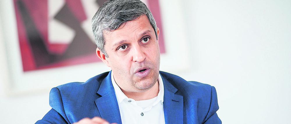 ARCHIV - 01.04.2022, Berlin: Raed Saleh, Landesvorsitzender der SPD Berlin und Vorsitzender der SPD-Fraktion im Berliner Abgeordnetenhaus, bei einem Interview mit Redakteuren der Deutschen Presse Agentur (DPA) im Kurt-Schuhmacher-Haus. Saleh hat Rücktrittsfoderungen an Mecklenburg-Vorpommerns Ministerpräsidentin Manuela Schwesig als unbegründet bezeichnet.
(zu dpa: «SPD-Landeschef weist Rückttrittsforderungen an Schwesig zurück») Foto: Carsten Koall/dpa +++ dpa-Bildfunk +++