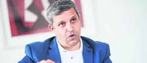 ARCHIV - 01.04.2022, Berlin: Raed Saleh, Landesvorsitzender der SPD Berlin und Vorsitzender der SPD-Fraktion im Berliner Abgeordnetenhaus, bei einem Interview mit Redakteuren der Deutschen Presse Agentur (DPA) im Kurt-Schuhmacher-Haus. Saleh hat Rücktrittsfoderungen an Mecklenburg-Vorpommerns Ministerpräsidentin Manuela Schwesig als unbegründet bezeichnet.

(zu dpa: «SPD-Landeschef weist Rückttrittsforderungen an Schwesig zurück») Foto: Carsten Koall/dpa +++ dpa-Bildfunk +++