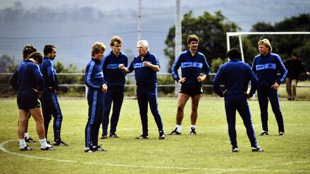 Gute Stimmung in Spanien. Bundestrainer Jupp Derwall wollte bei der WM 1982 keine unzufriedenen Reservisten im Kader haben.
