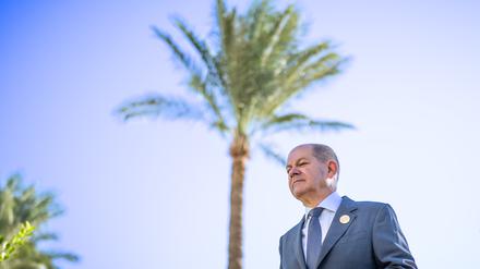 08.11.2022, Ägypten, Scharm El Scheich: Bundeskanzler Olaf Scholz (SPD) geht zu der Nebenveranstaltung „Global Shield Against Climate Risks“ bei der UN-Weltklimakonferenz. 