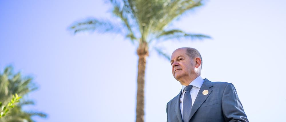 08.11.2022, Ägypten, Scharm El Scheich: Bundeskanzler Olaf Scholz (SPD) geht zu der Nebenveranstaltung „Global Shield Against Climate Risks“ bei der UN-Weltklimakonferenz.
