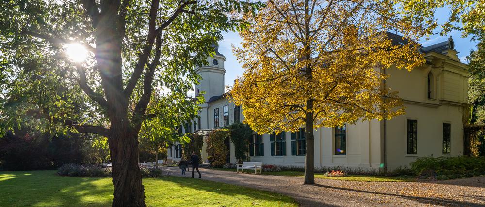 An einem sonnigen Herbsttag ist das Britzer Schloss ein schönes Ausflugsziel