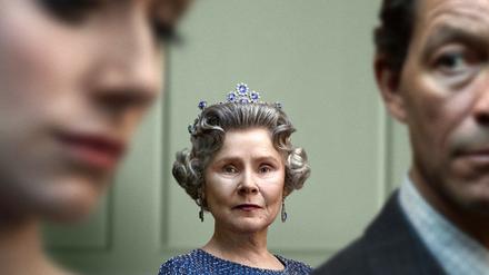 Nichts zu machen: Queen Elizabeth (Imelda Staunton, Mitte) kann die Ehe von Prinz Charles (Dominic West) und Diana (Elizabeth Debicki) nicht retten. 