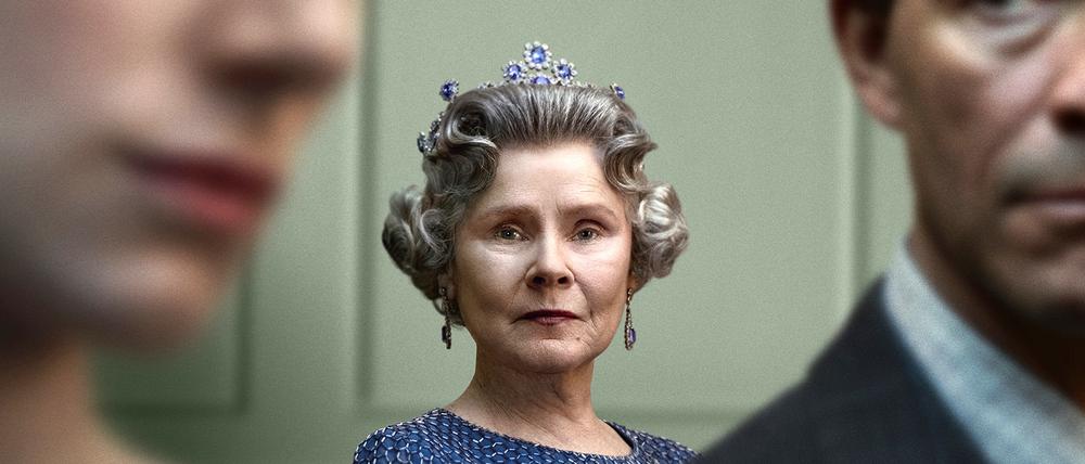 Nichts zu machen: Queen Elizabeth (Imelda Staunton, Mitte) kann die Ehe von Prinz Charles (Dominic West) und Diana (Elizabeth Debicki) nicht retten. 