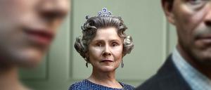 Nichts zu machen: Queen Elizabeth (Imelda Staunton, Mitte) kann die Ehe von Prinz Charles (Dominic West) und Diana (Elizabeth Debicki) nicht retten. 