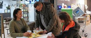 Das Präventionsteam der Bundespolizei in Berlin führt Trickdiebstahl vor.