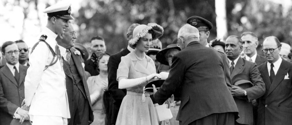 03. Februar 1952: Pinzessin Elizabeth erhält den Schlüssel und die Besitzurkunde der Royal Lodge als Hochzeitsgeschenk in Nairobi, Kenia.