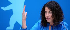 ARCHIV - 01.11.2022, Berlin: Bettina Jarasch (Bündnis 90/Die Grünen), Bürgermeisterin und Senatorin für Umwelt, Mobilität, Verbraucher- und Klimaschutz, spricht nach der Sitzung des Berliner Senats während der Pressekonferenz. Die Grünen-Politikerin plädiert für eine Fußgängerzone in der Friedrichstraße.
(zu dpa: «Jarasch pocht auf Fußgängerzone in der Friedrichstraße») Foto: Soeren Stache/dpa +++ dpa-Bildfunk +++