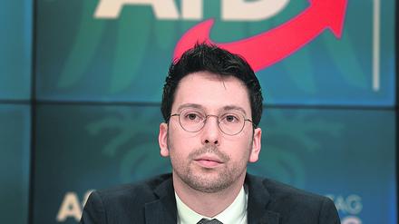 ARCHIV - 04.03.2020, Brandenburg, Potsdam: Dennis Hohloch, Parlamentarischer Geschäftsführer der Brandenburger AfD-Fraktion, während einer Pressekonferenz nach einer gemeinsamen Sitzung von Berliner und Brandenburger AfD. Der Brandenburger Landtagsabgeordnete Dennis Hohloch will für den Bundesvorstand seiner Partei kandidieren und damit auch eine Wiederaufnahme von Ex-Landeschef Kalbitz verhindern. Foto: Soeren Stache/dpa-Zentralbild/dpa +++ dpa-Bildfunk +++