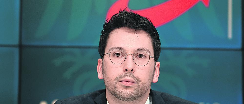ARCHIV - 04.03.2020, Brandenburg, Potsdam: Dennis Hohloch, Parlamentarischer Geschäftsführer der Brandenburger AfD-Fraktion, während einer Pressekonferenz nach einer gemeinsamen Sitzung von Berliner und Brandenburger AfD. Der Brandenburger Landtagsabgeordnete Dennis Hohloch will für den Bundesvorstand seiner Partei kandidieren und damit auch eine Wiederaufnahme von Ex-Landeschef Kalbitz verhindern. Foto: Soeren Stache/dpa-Zentralbild/dpa +++ dpa-Bildfunk +++