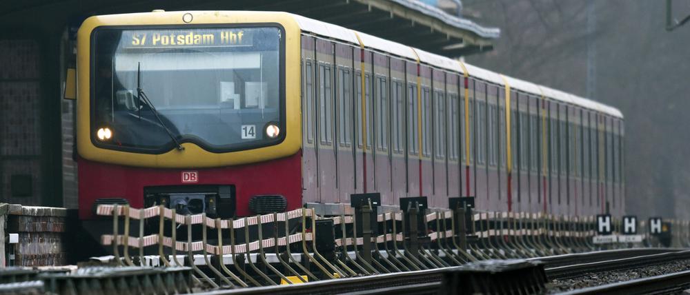 18.03.2016, Brandenburg, Potsdam: Eine S-Bahn fährt in den Bahnhof Babelsberg bei Potsdam (Brandenburg) ein. (zu "Sozialticket für Berlin und Brandenburg" vom 10.09.2018) Foto: Ralf Hirschberger/dpa-Zentralbild/dpa +++ dpa-Bildfunk +++
