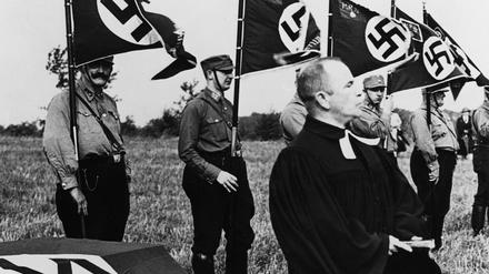 Pfarrer Walter Hoff bei einer SA-Standartenweihe im Berliner Umland (ca. 1933)