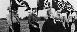 Pfarrer Walter Hoff bei einer SA-Standartenweihe im Berliner Umland (ca. 1933)