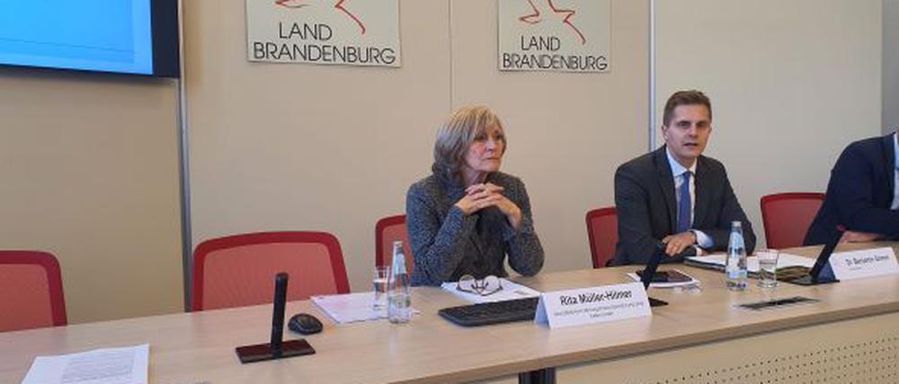 Sorgen im Land, besorgte Regierung: Staatskanzleichef Benjamin Grimm (r.) und Demoskopin Rita Müller-Hilmer in der Potsdamer Staatskanzlei.