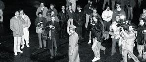 Historisches Momentum. Ein Grenzsoldat der DDR geht am 9. November 1989 in Ost-Berlin zur Mauer, beobachtet von Passanten, Fotografen, Hörfunk- und Fernsehreportern, darunter Teams des Senders Freies Berlin. 