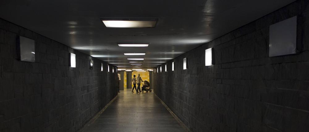Tunnel im Bahnhof Berlin-Lichtenberg. Am Bahnhof Lichtenberg verkehren die U-Bahn, S-Bahn und Regionalbahn. Tunnel im Bahnhof Lichtenberg