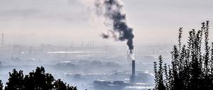 In Europa wird ein leichter Rückgang der Emissionen aus fossilen Energien von 0,8 Prozent erwartet. Hier qualmende Schornsteine in der französischen Stadt Lyon.