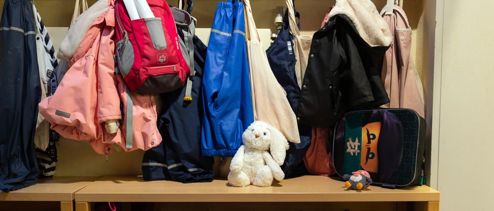 In der Garderobe in einer Kindertagesstätte (Kita) hängen Kinderjacken.