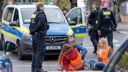 Aktivisten haben sich auf eine Berliner Straße geklebt.