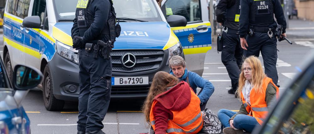 Aktivisten haben sich auf eine Berliner Straße geklebt.