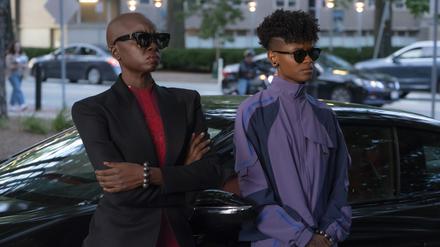 Superheldinnen mit Swag. Die Generälin Okoye (Danai Gurira, links) und Shuri (Letitia Wright) undercover im Feldeinsatz.