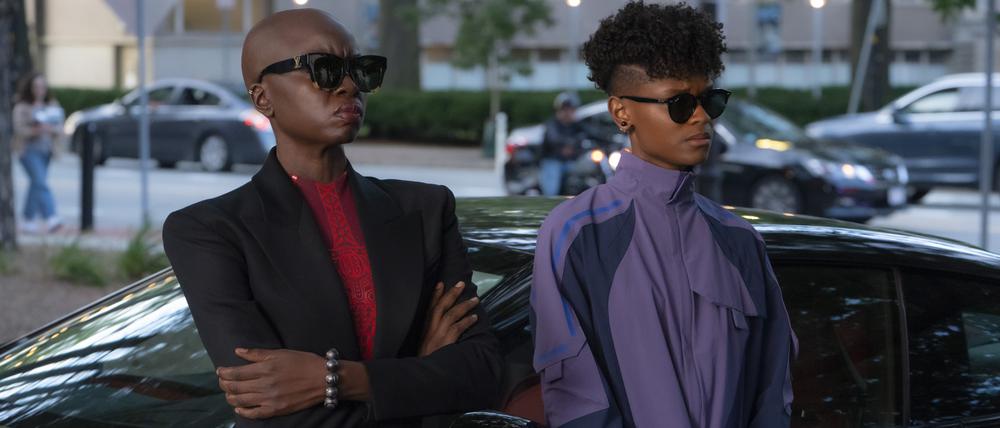 Superheldinnen mit Swag. Die Generälin Okoye (Danai Gurira, links) und Shuri (Letitia Wright) undercover im Feldeinsatz.