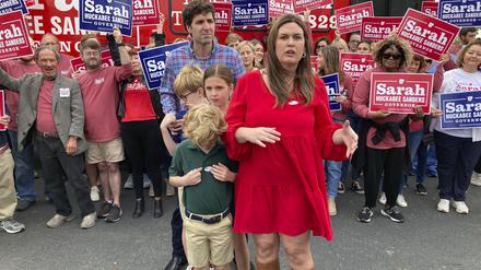 08.11.2022, USA, Little Rock: Sarah Huckabee Sanders, republikanische Kandidatin für das Amt des Gouverneurs, spricht nach dem Wählen mit Journalisten.