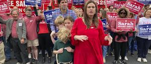 08.11.2022, USA, Little Rock: Sarah Huckabee Sanders, republikanische Kandidatin für das Amt des Gouverneurs, spricht nach dem Wählen mit Journalisten.