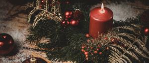 23 October 2022: Advent wreath candle and wood inscription: Merry Christmas. Christmas greeting *** Adventskranz Kerze und Holz Aufschrift: Frohe Weihnachten. Weihnachtsgruß 