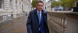 07.11.2022, Großbritannien, London: Gavin Williamson, Minister ohne Geschäftsbereich; läuft durch Whitehall. Nach nur zwei Wochen im Amt hat der britische Premierminister Sunak bereits das erste Kabinettsmitglied verloren. Am Dienstagabend nahm Staatsminister Williamson, seinen Hut.