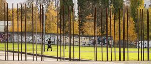 Metallpfeiler als Symbol fuer den Verlauf der Mauer an der Bernauer Strasse in Berlin am 7. November 2019. Am 9. November feiert Berlin den 30. Jahrestag seit dem Fall der Mauer. 30. Jahre Mauerfall in Berlin *** Metal pillars as a symbol for the course of the Wall on Bernauer Strasse in Berlin on 7 November 2019 On 9 November, Berlin celebrates the 30th anniversary of the fall of the Wall 30 years after the fall of the Wall in Berlin