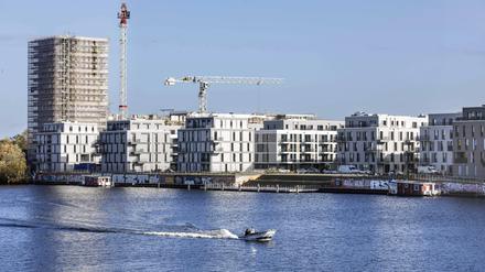 Waterkant Berlin Berlin, 23.10.2021 - Blick auf Neubauten der Waterkant im Berliner Stadtteil Spandau. Am Ufer der Oberhavel, im Spandauer Stadtteil Haselhorst, entsteht der neue Stadtteil WATERKANT Berlin. Berlin Berlin Deutschland *** Waterkant Berlin Berlin, 23 10 2021 View of new buildings of the Waterkant in the Berlin district of Spandau On the banks of the Oberhavel, in the Spandau district of Haselhorst, the new district WATERKANT Berlin Berlin Germany is being built 