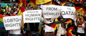 Fans von Deutschland halten Plakate mit der Aufschrift „LGBTQ+ RIGHTS“ , „SHOULD BE HUMAN RIGHTS!“ , „FROM WEMBLEY“ , „TO QATAR“  vor dem Spiel hoch. (Symbolbild, 2021)